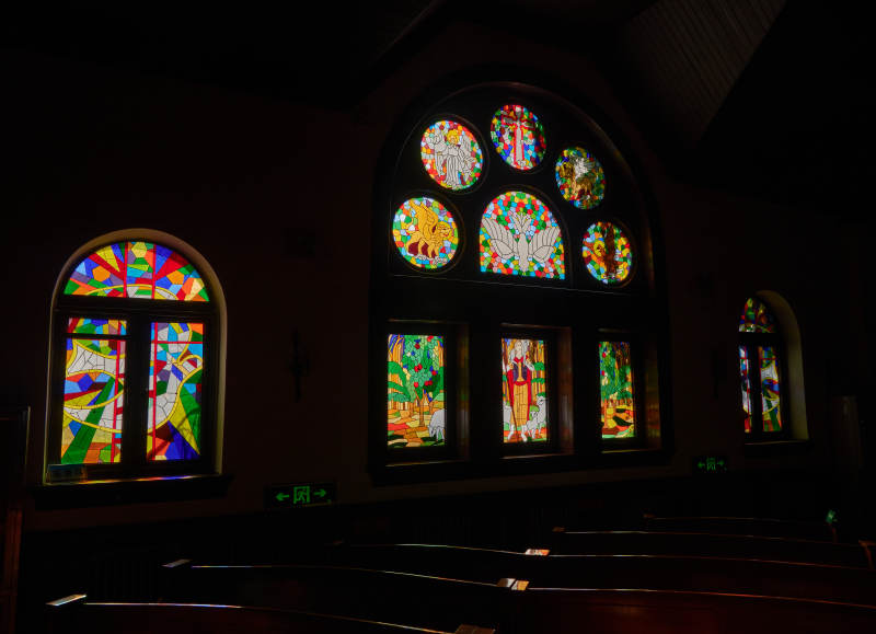 彩窗教堂静谧光影图片