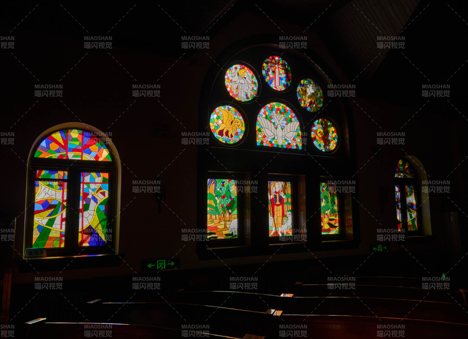 彩窗教堂静谧光影图片
