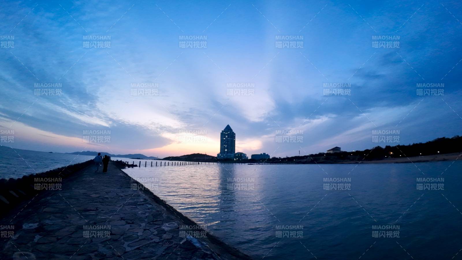 青岛海天一色 塔影如画图片