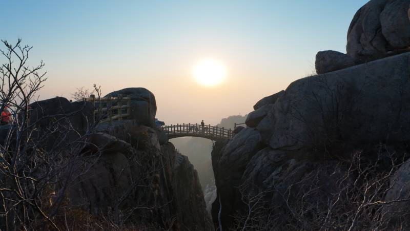 崂山日落山桥美景图片