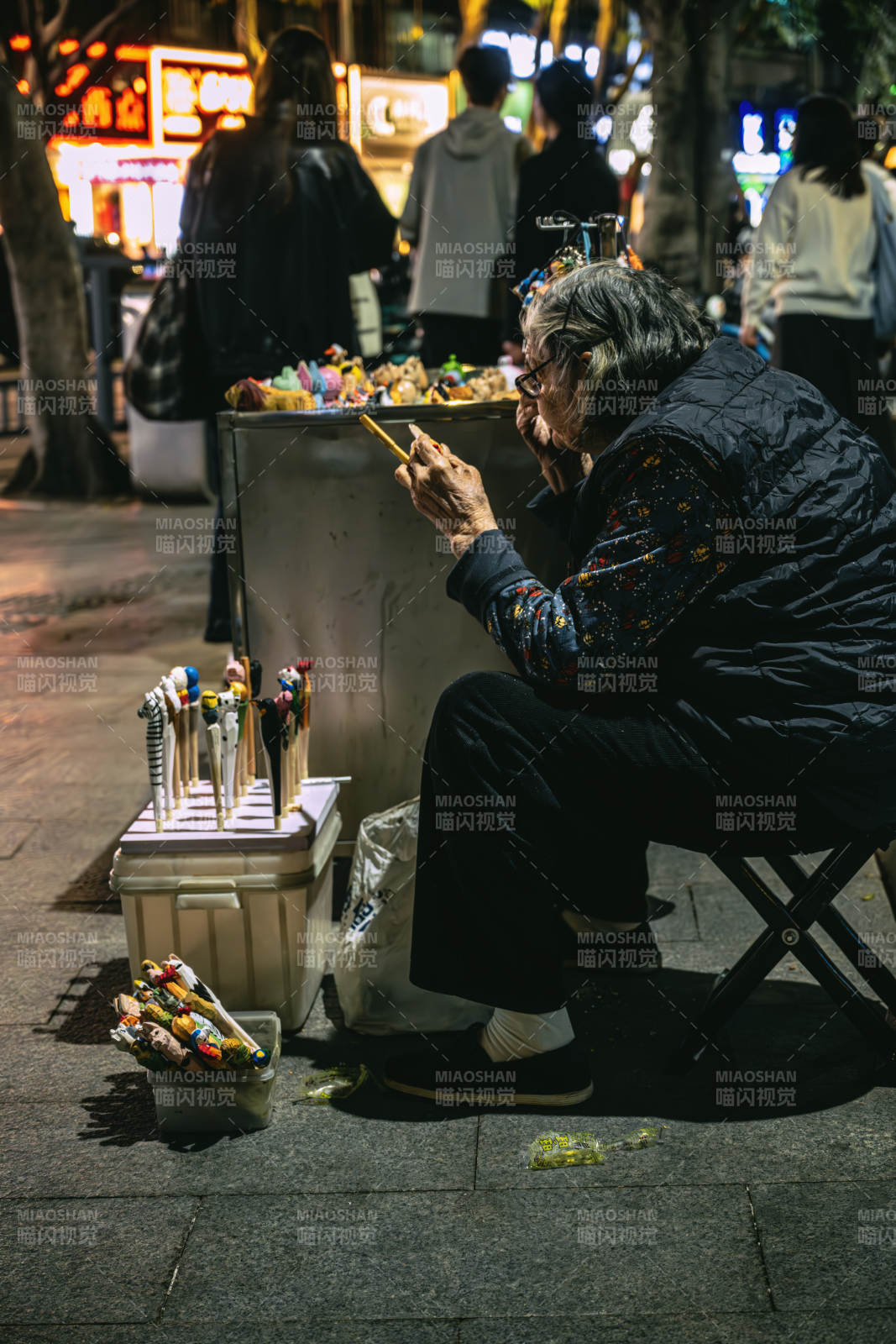 街头艺人夜市卖糖画图片