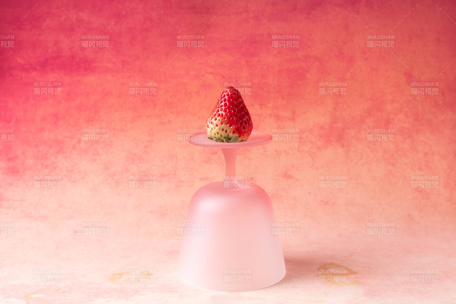 草莓杯中立图片