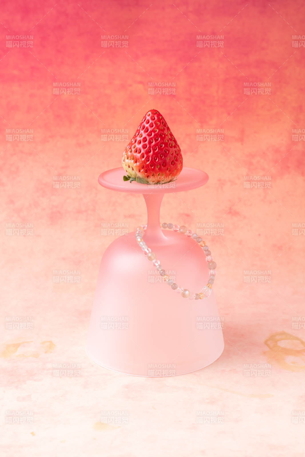 草莓与珍珠杯图片