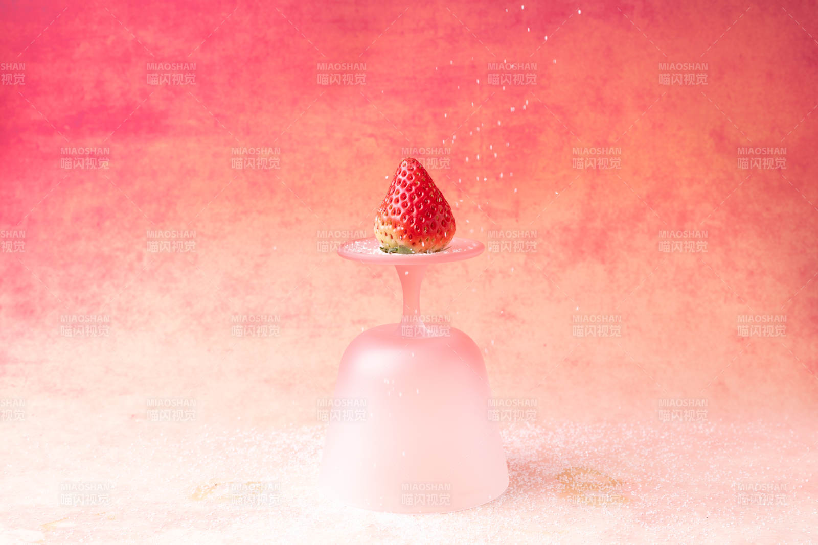 草莓立杯 粉红梦幻图片