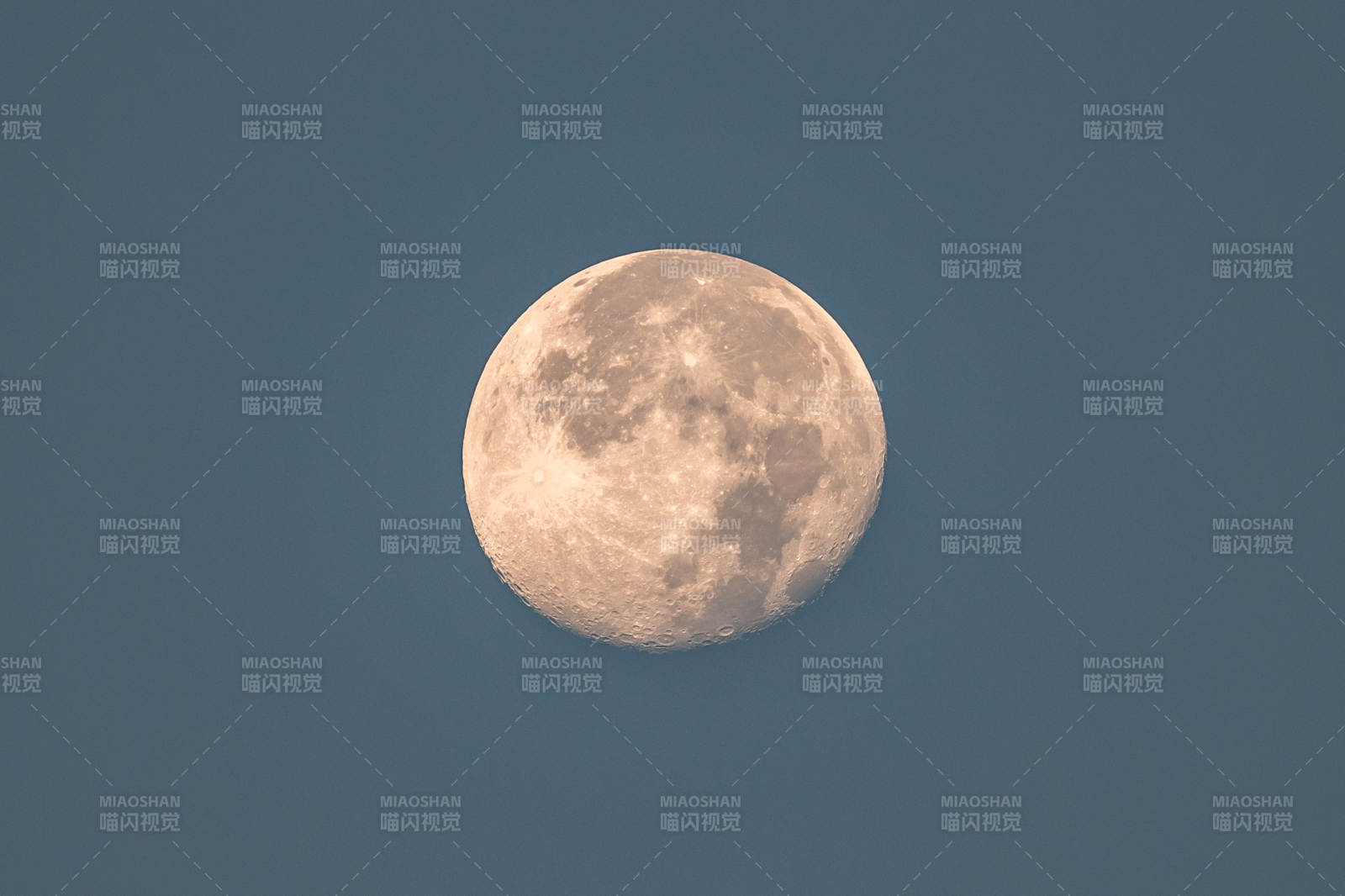 皎洁明月悬夜空图片