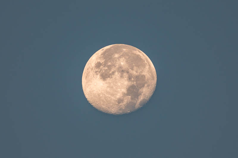 皎洁明月悬夜空图片