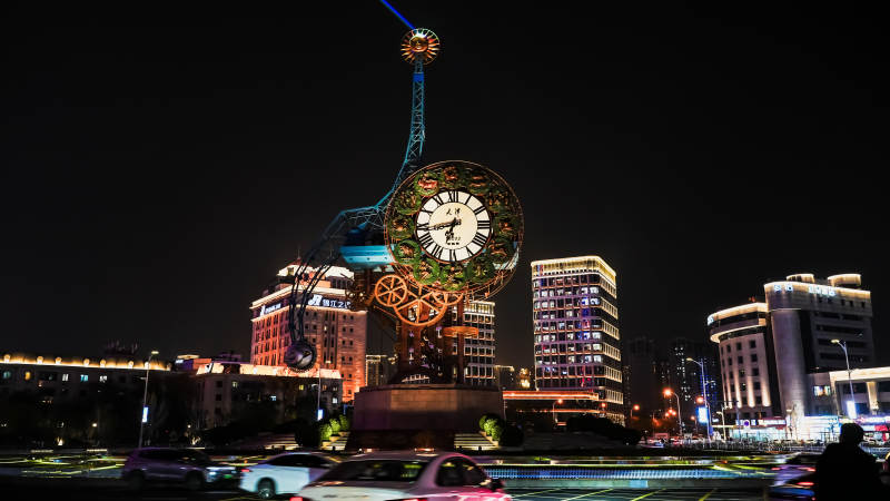 天津夜幕下的世纪钟图片