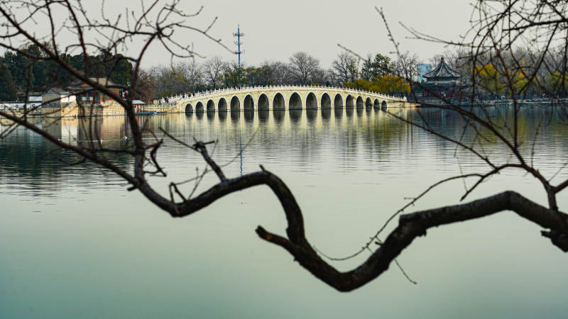 十七孔桥静谧湖景图片