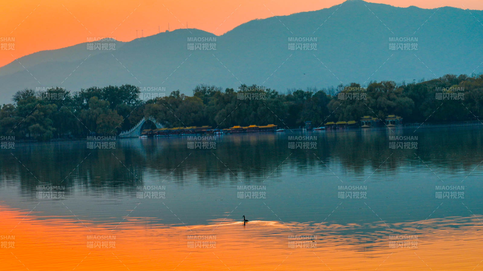 颐和园昆明湖畔日落静谧美图片