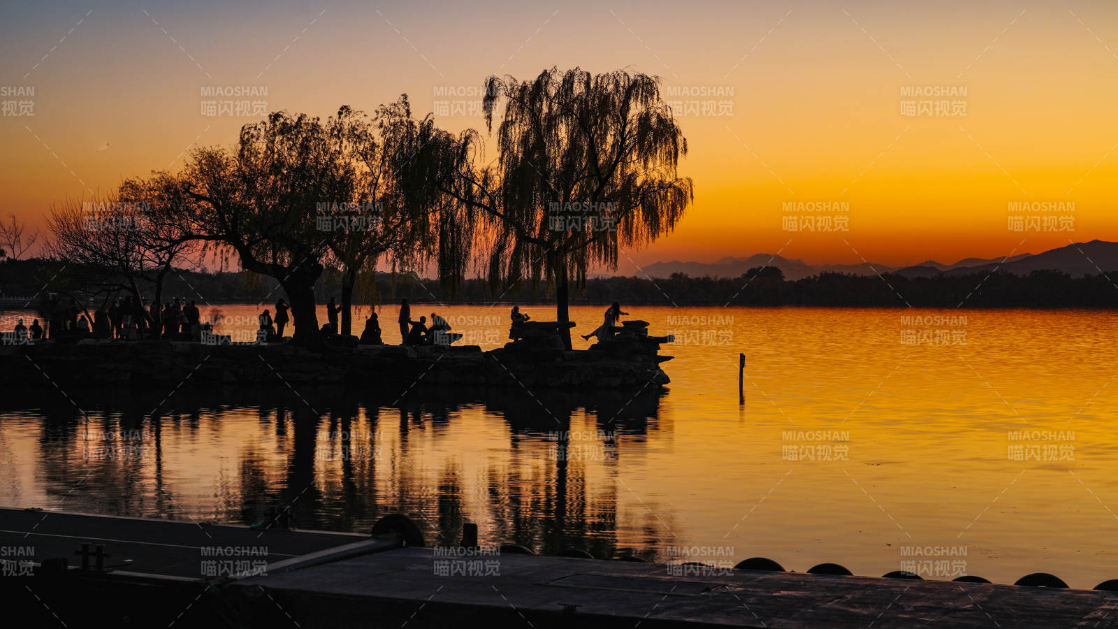 颐和园知春岛湖畔夕照剪影图片