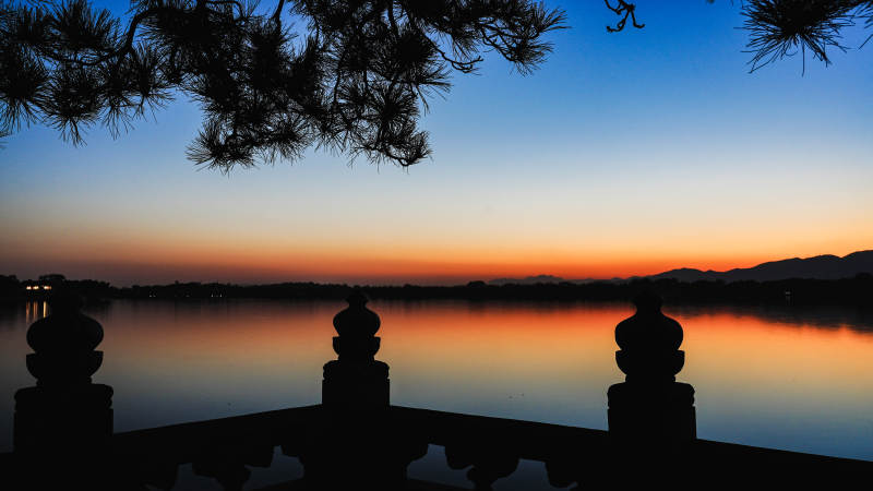 颐和园昆明湖畔夕照剪影图片