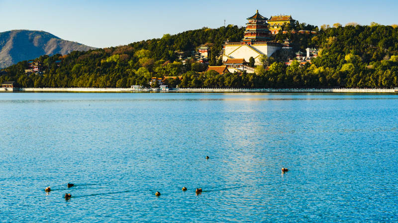 颐和园湖光山色映古塔图片