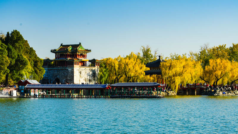 颐和园湖畔古亭秋色美图片