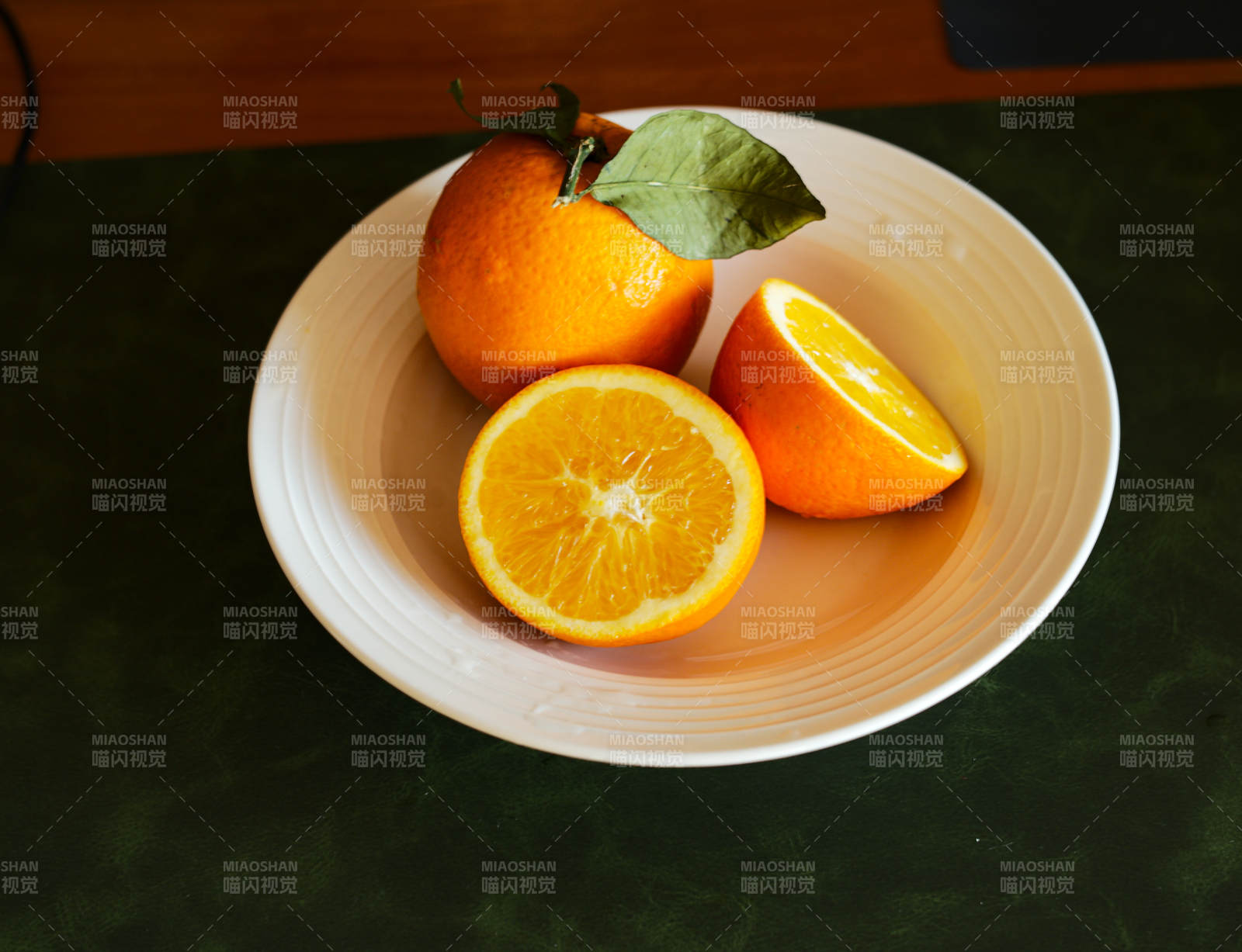 橙子切片盘中摆放图片