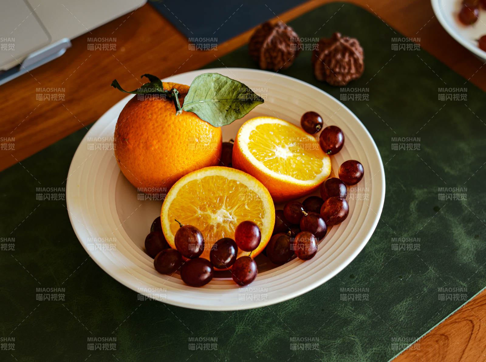 橙子与葡萄的静物图片
