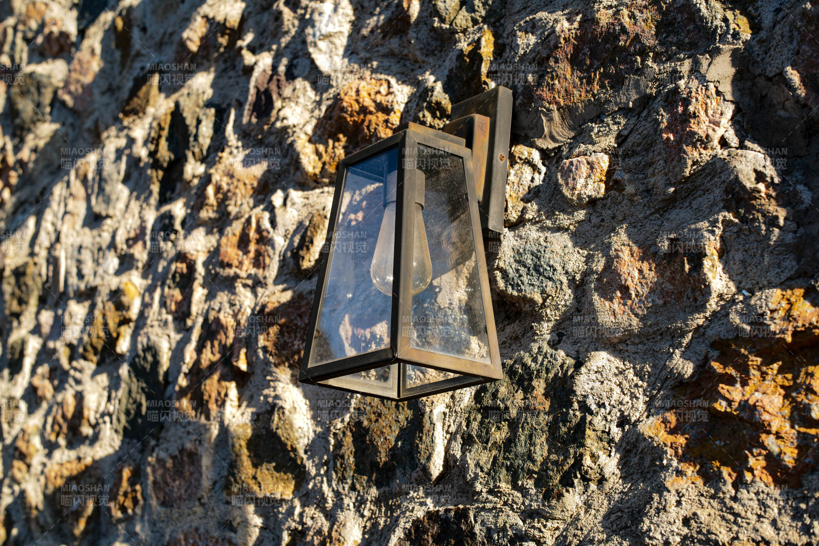 石墙上的古灯图片