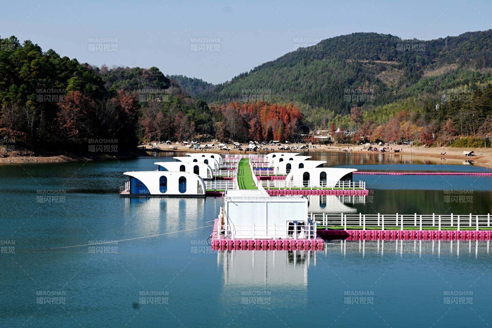 浙江甘岭水库里的水上餐厅图片