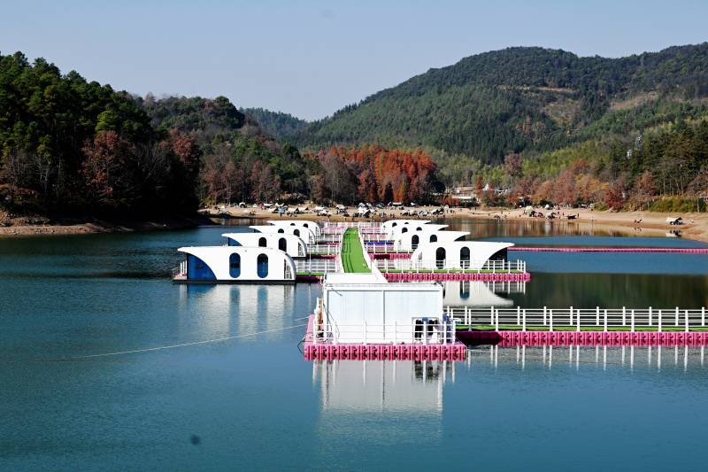 浙江甘岭水库里的水上餐厅图片