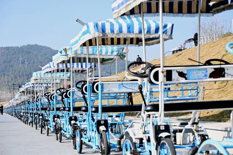 蓝色观光车队列图片