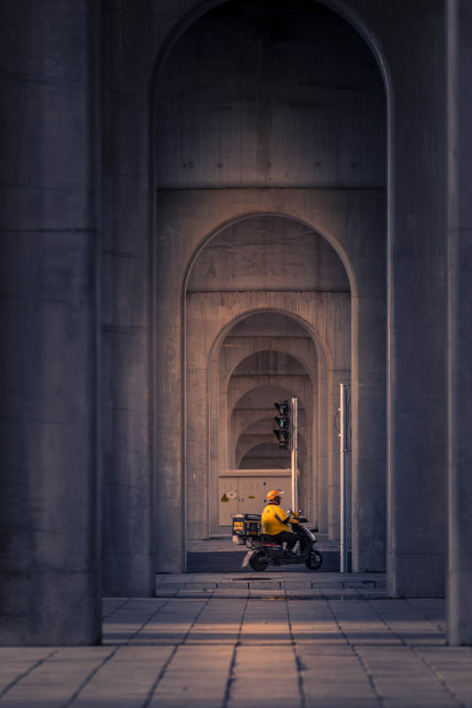 拱廊中的骑行者图片