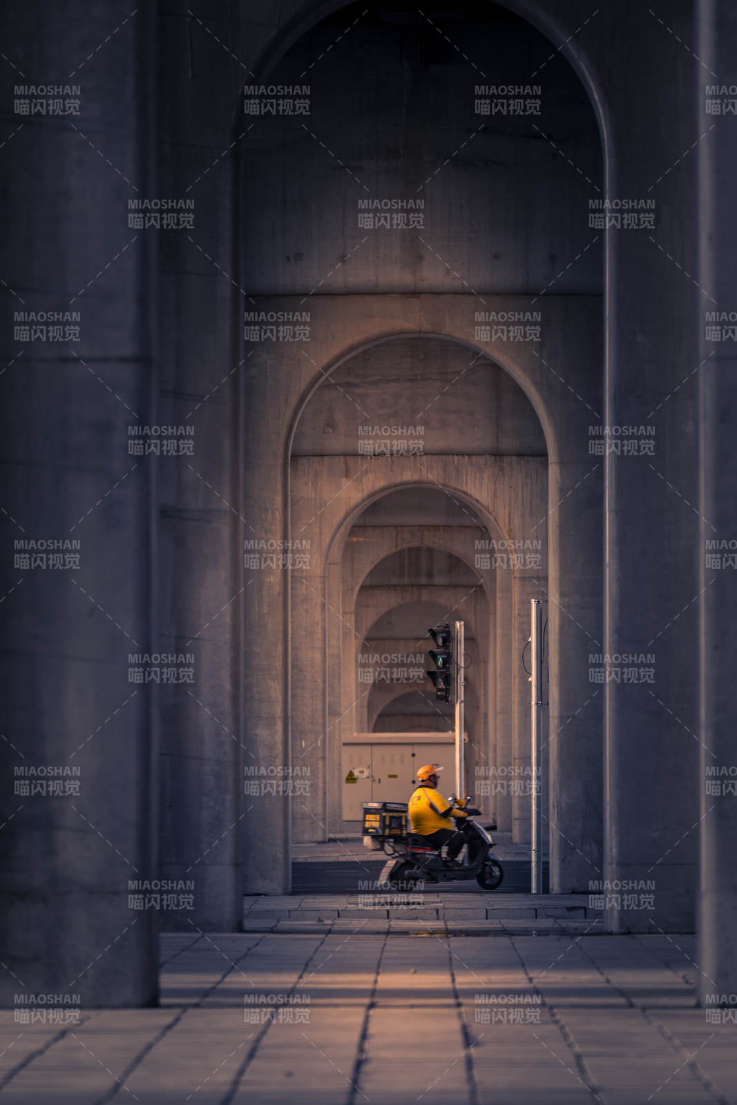 拱廊中的骑行者图片