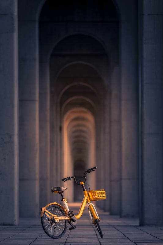 黄车穿行拱廊间图片