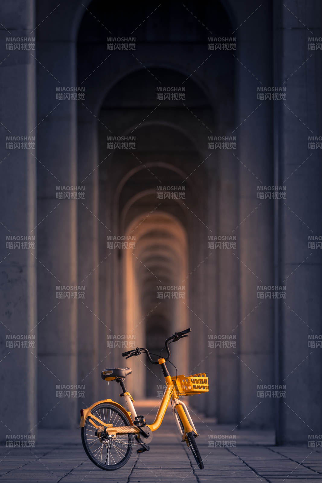 黄车穿行拱廊间图片