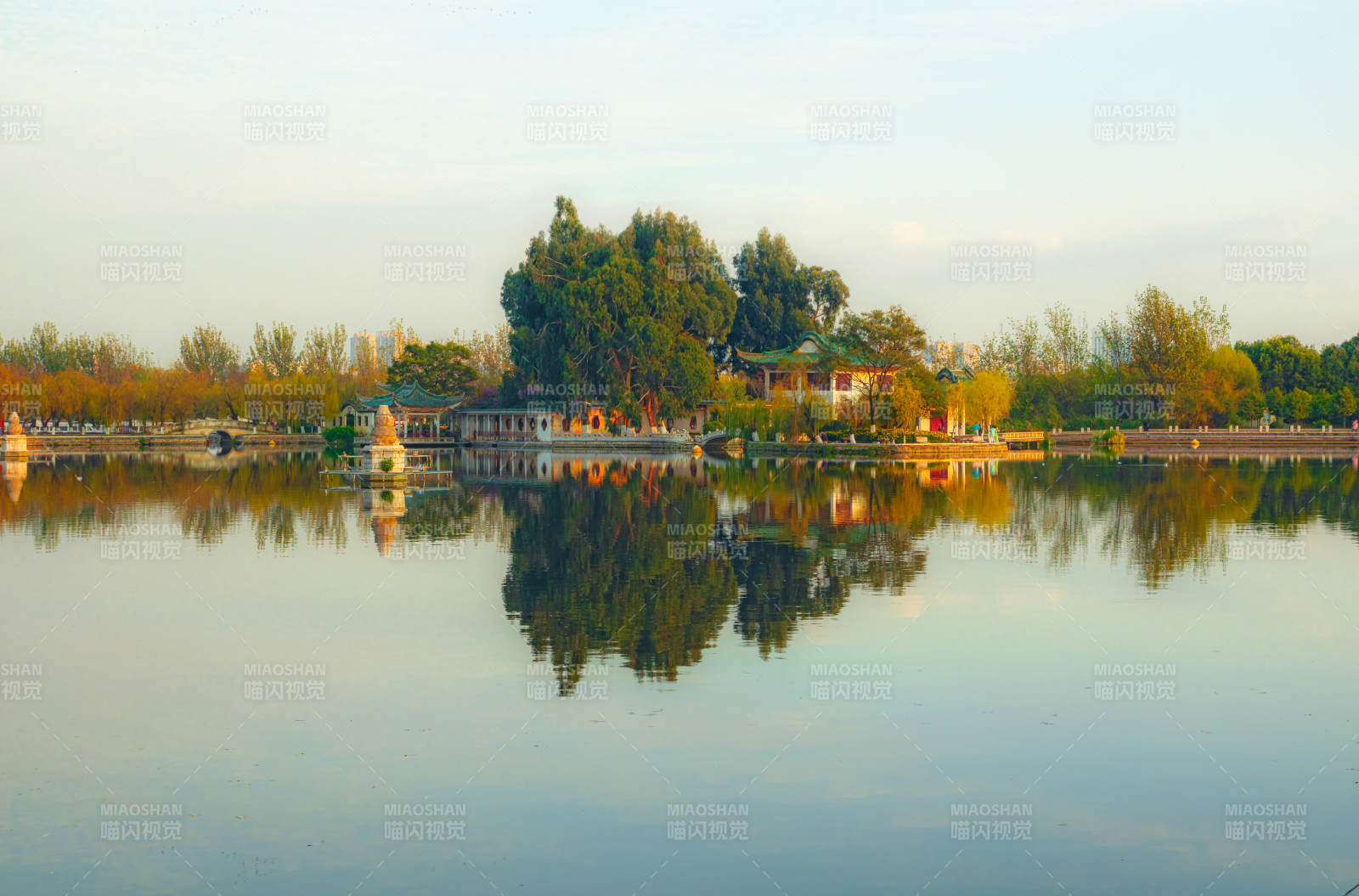 湖畔秋景静谧美-大观楼一景图片