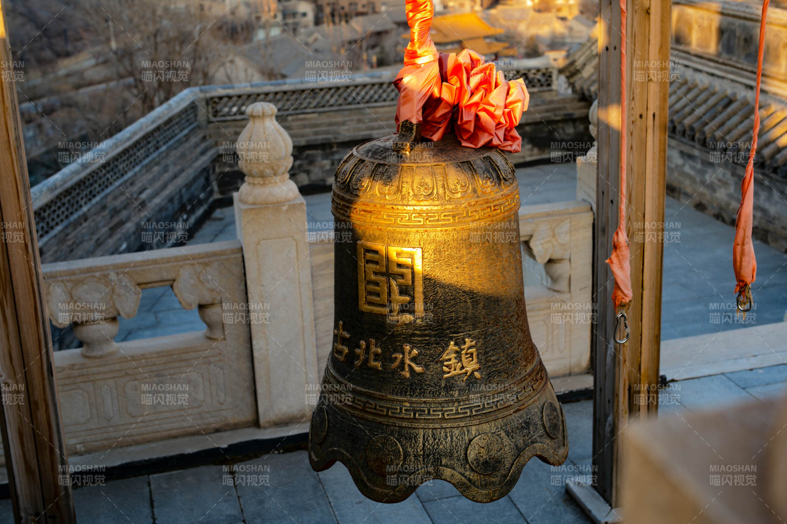 古钟映日光图片