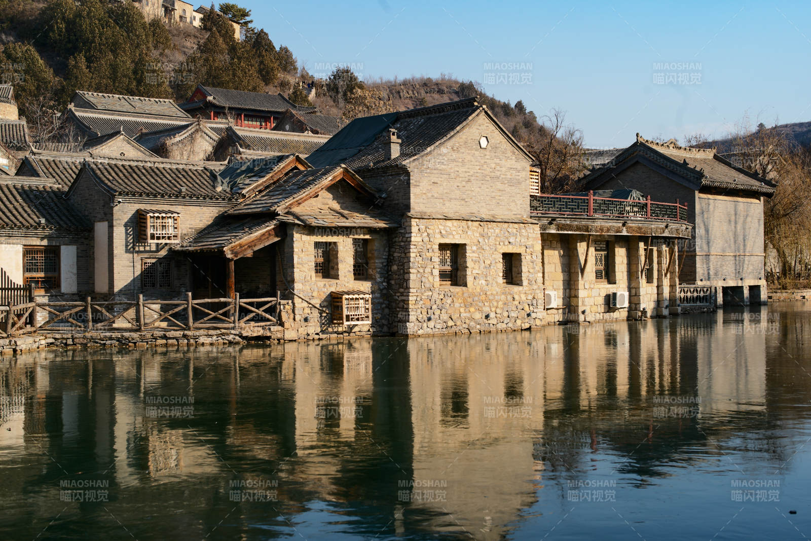 古北水镇水边古屋倒影图片