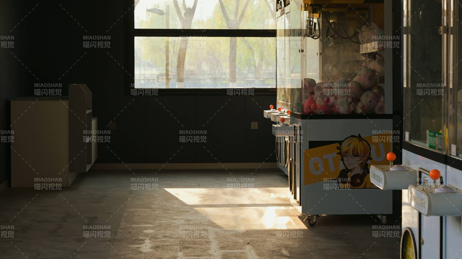 阳光洒落的空房间图片