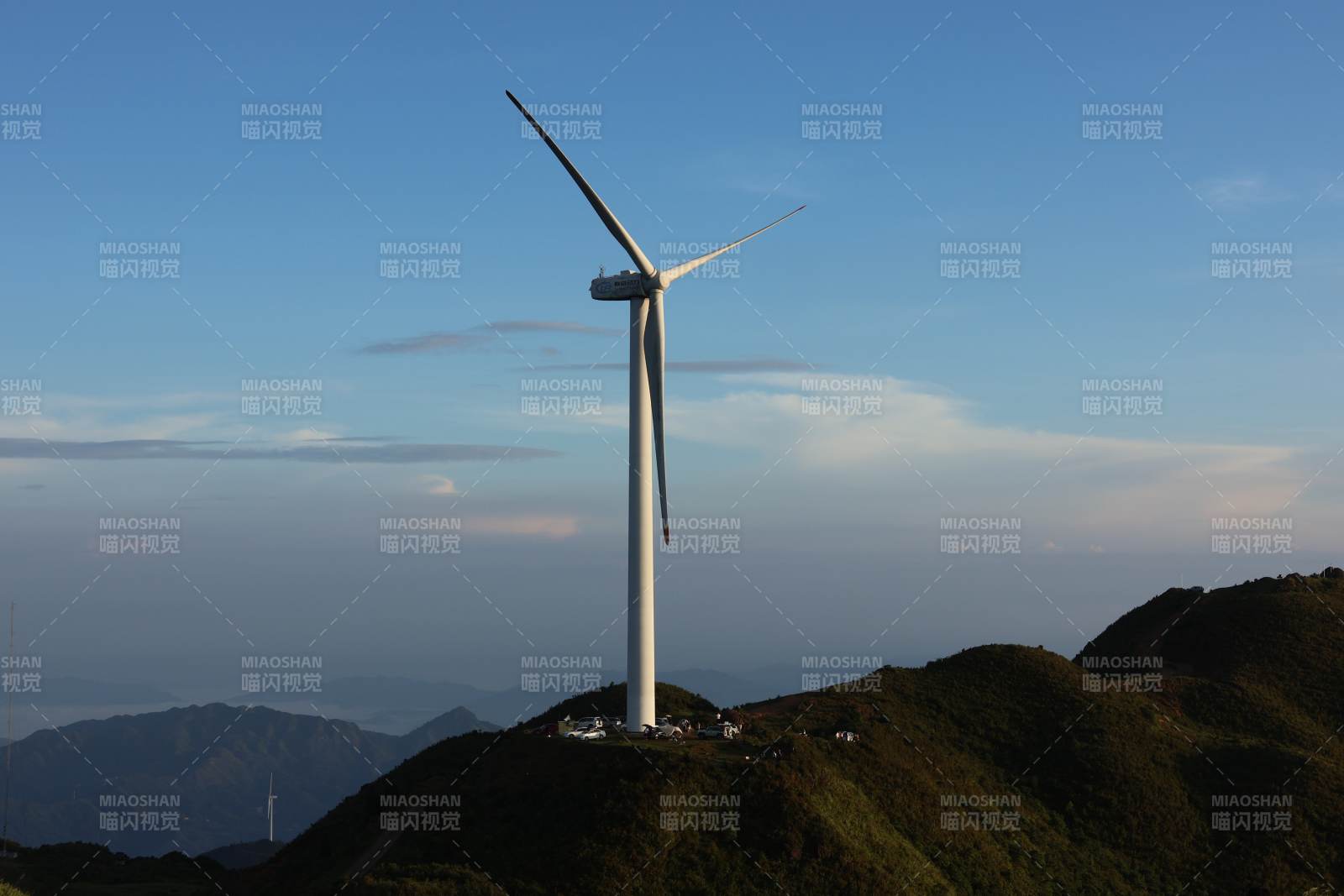 山巅风车迎风转图片