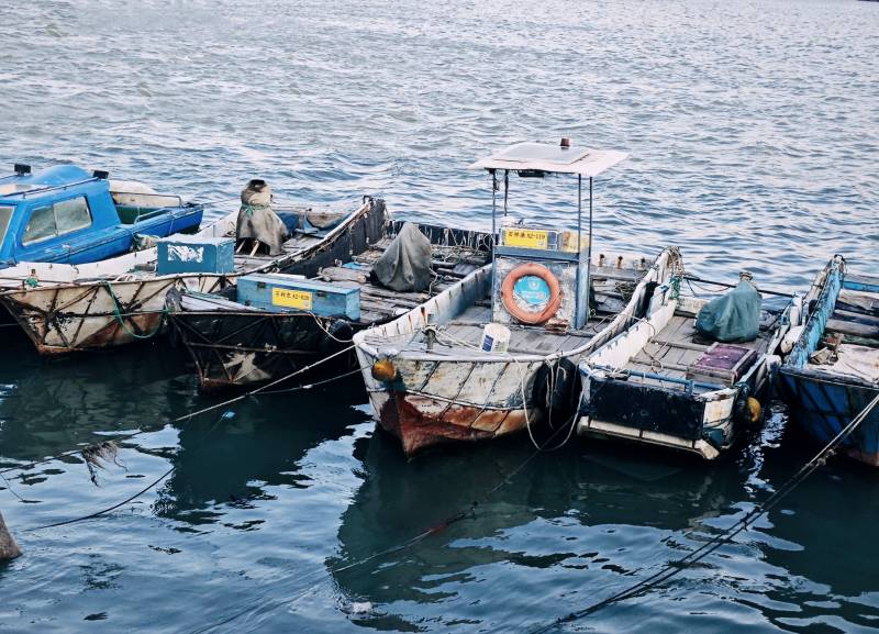 渔船停泊水面图片