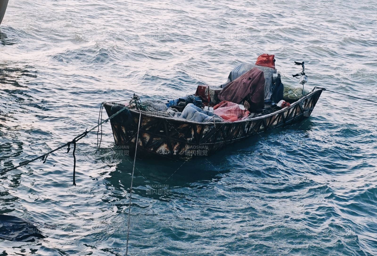 渔舟静泊海面图片