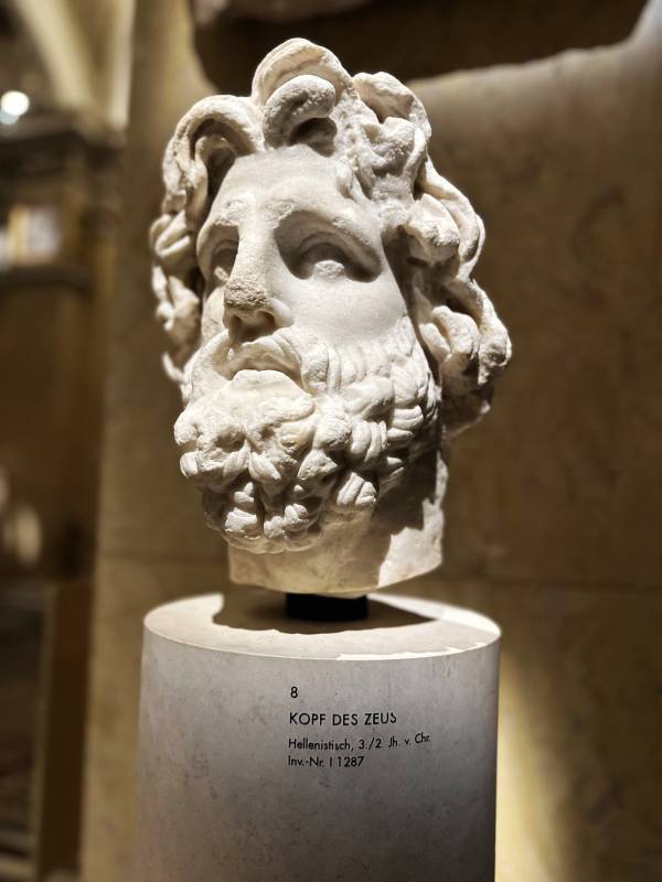 宙斯头像雕塑图片