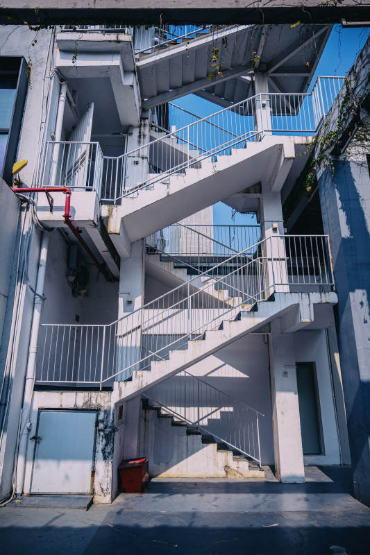 楼梯间的光影交错图片