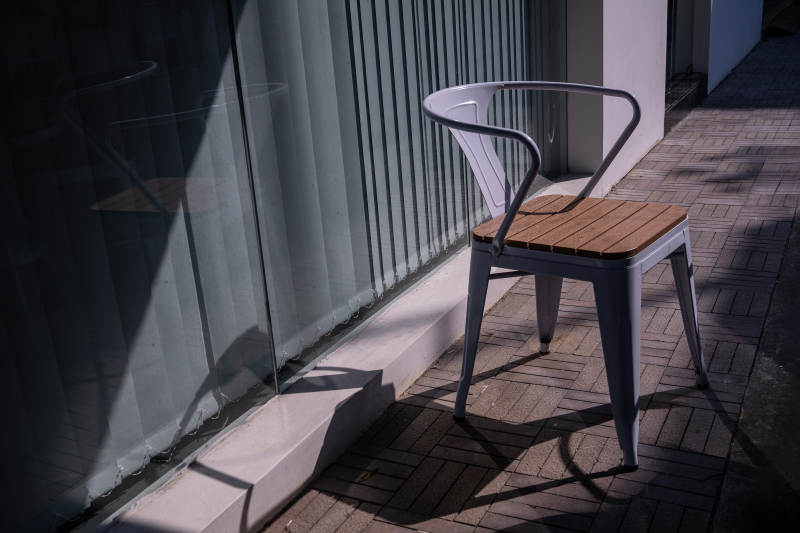 光影中的静谧椅图片