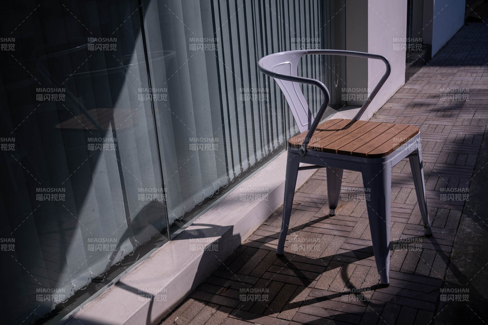 光影中的静谧椅图片