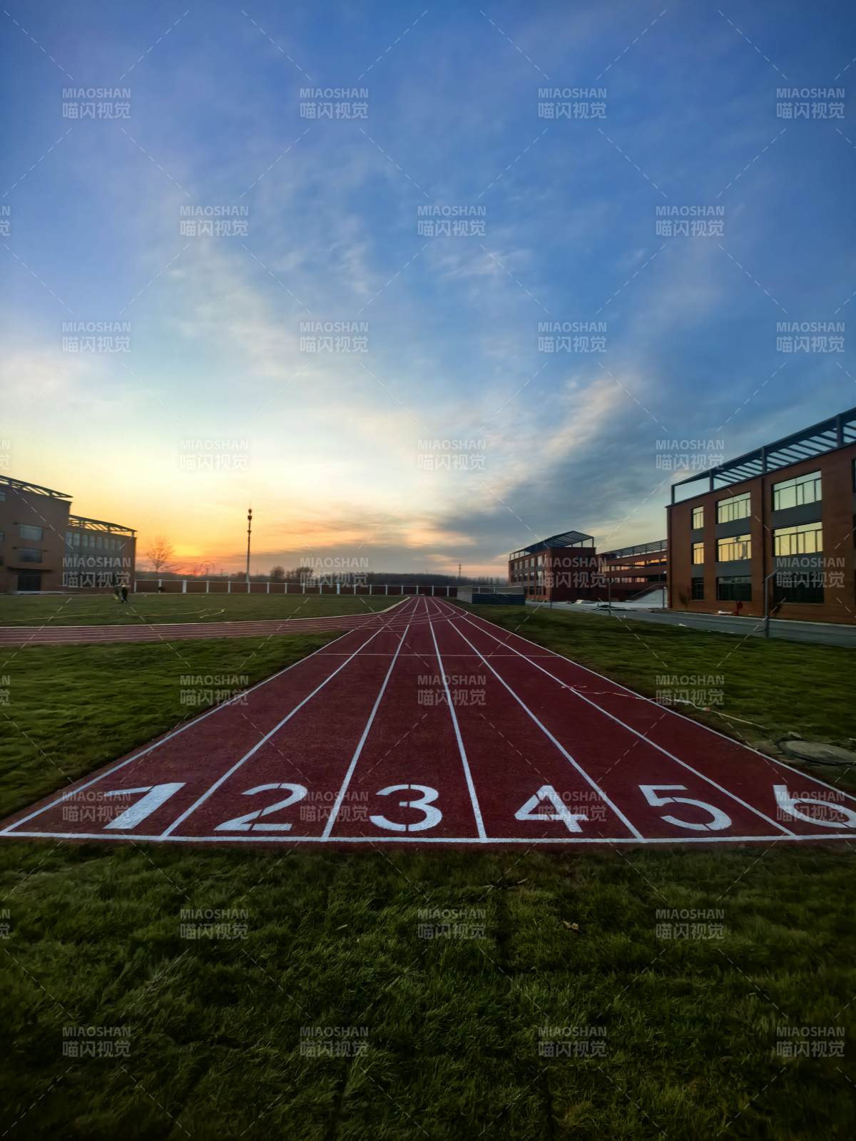 跑道晨曦图片