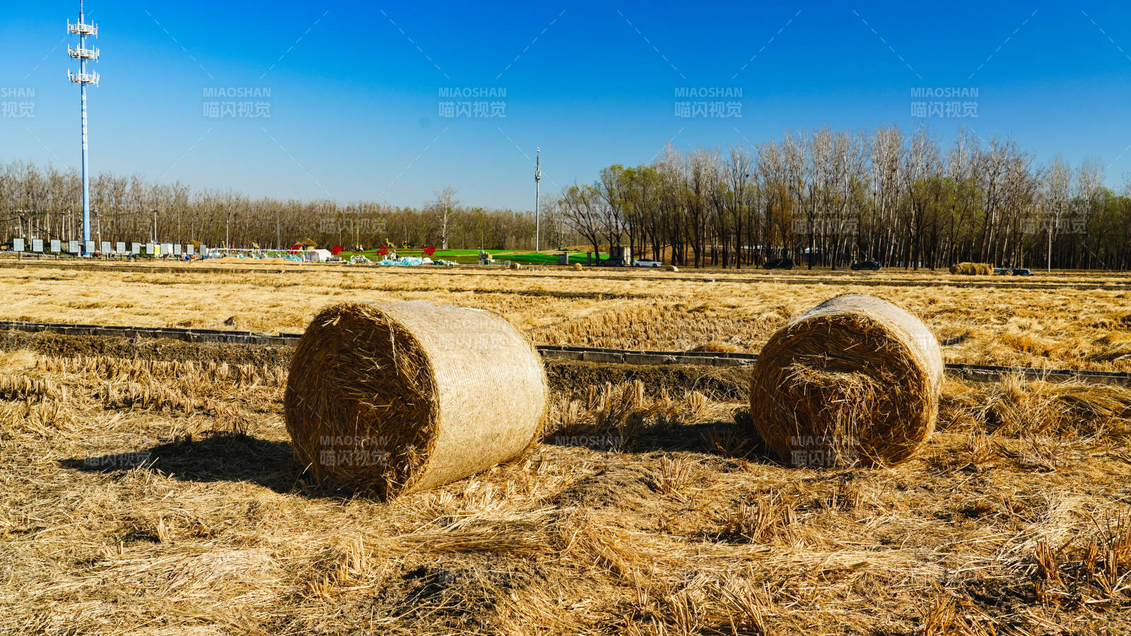 北京京西金秋田野草垛图片
