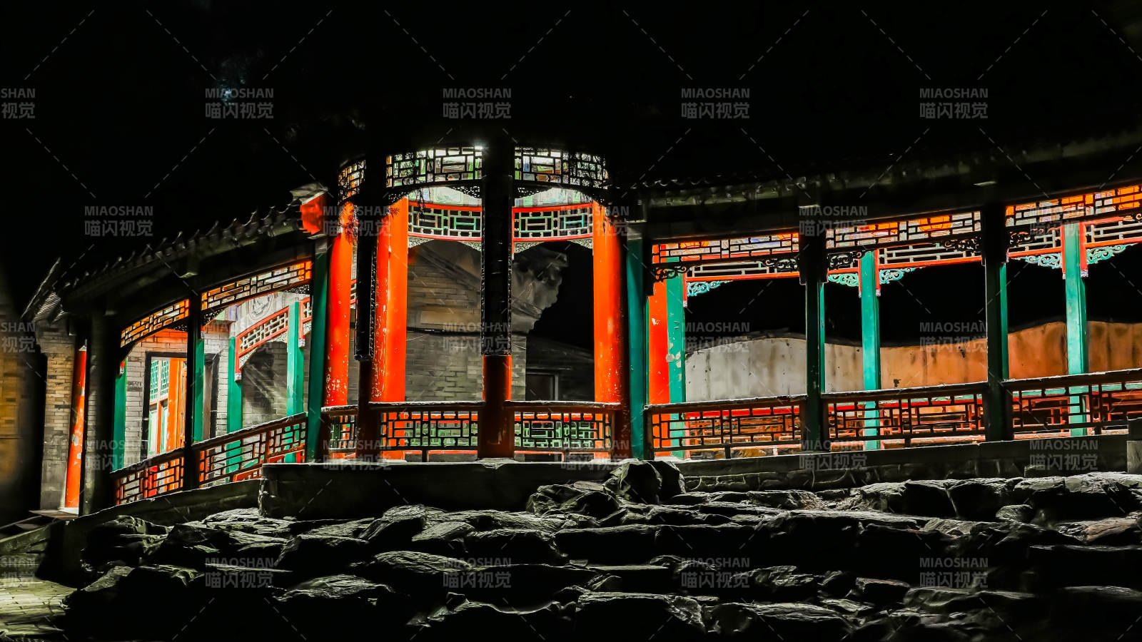 颐和园夜色中的古建筑图片