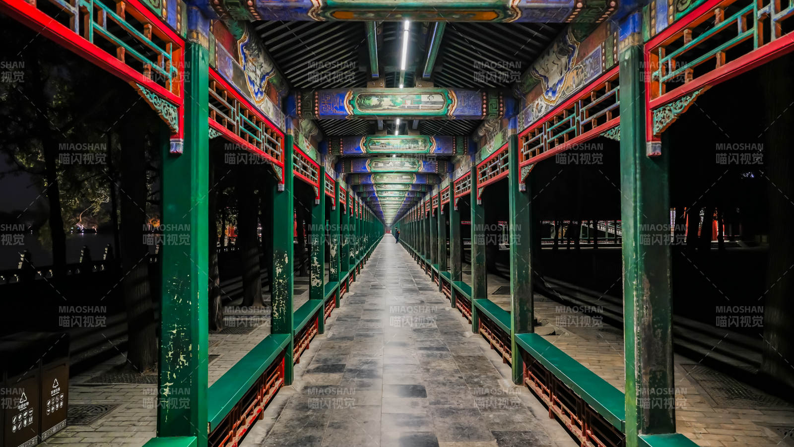 颐和园长廊夜色静谧图片