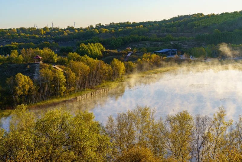 坝上塞罕坝桃山湖晨雾湖光山色图片