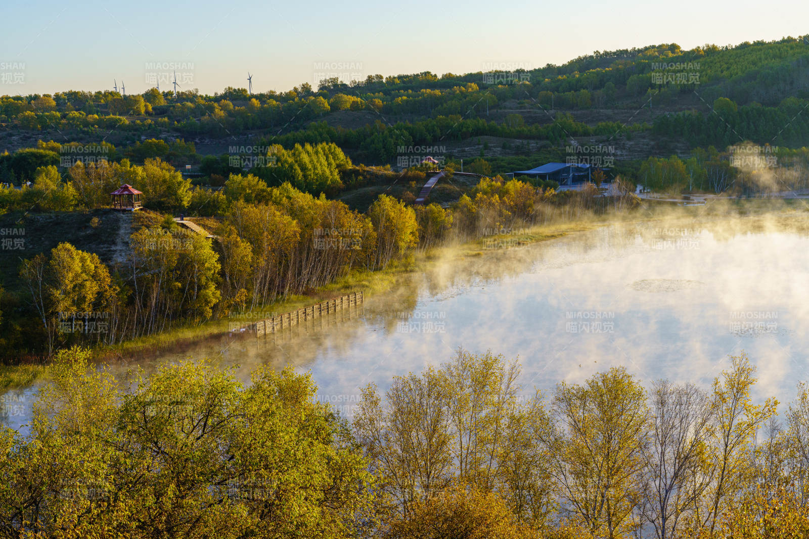 坝上塞罕坝桃山湖晨雾湖光山色图片