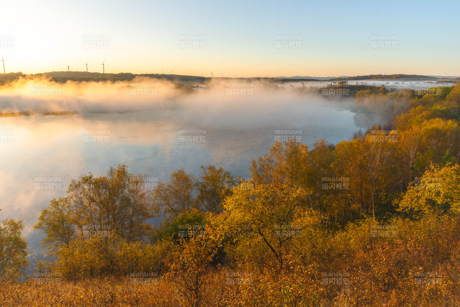 坝上塞罕坝桃山湖秋晨湖雾美景图片