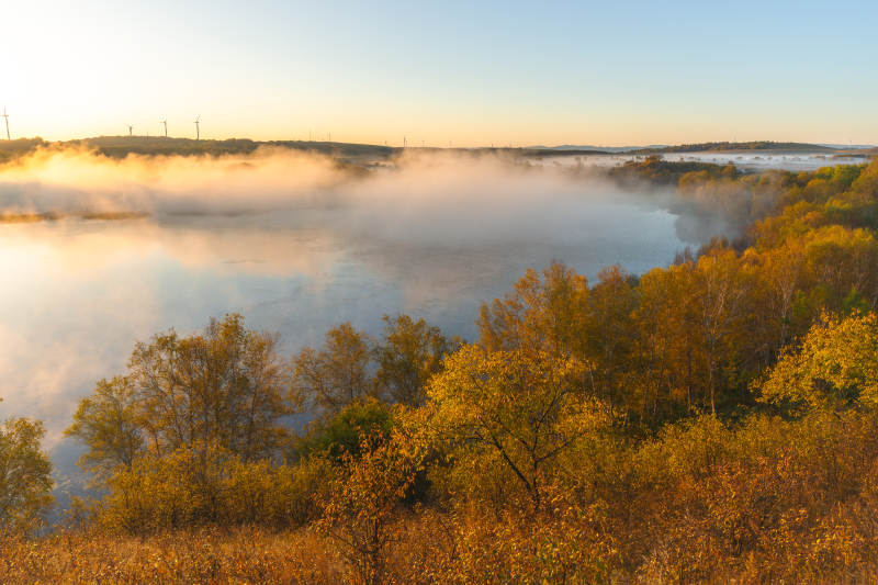 坝上塞罕坝桃山湖秋晨湖雾美景图片