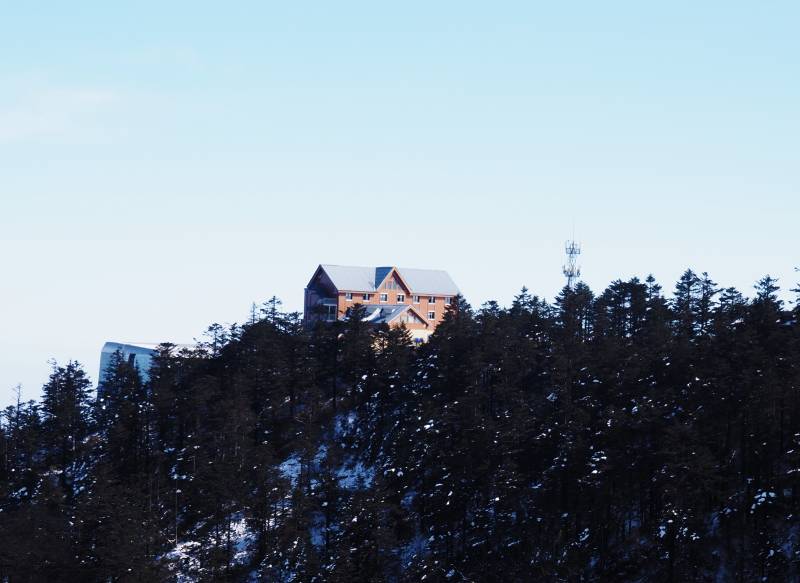西岭雪山小屋雪景图片
