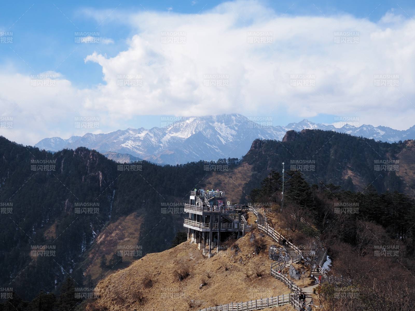西岭雪山山巅观景台图片