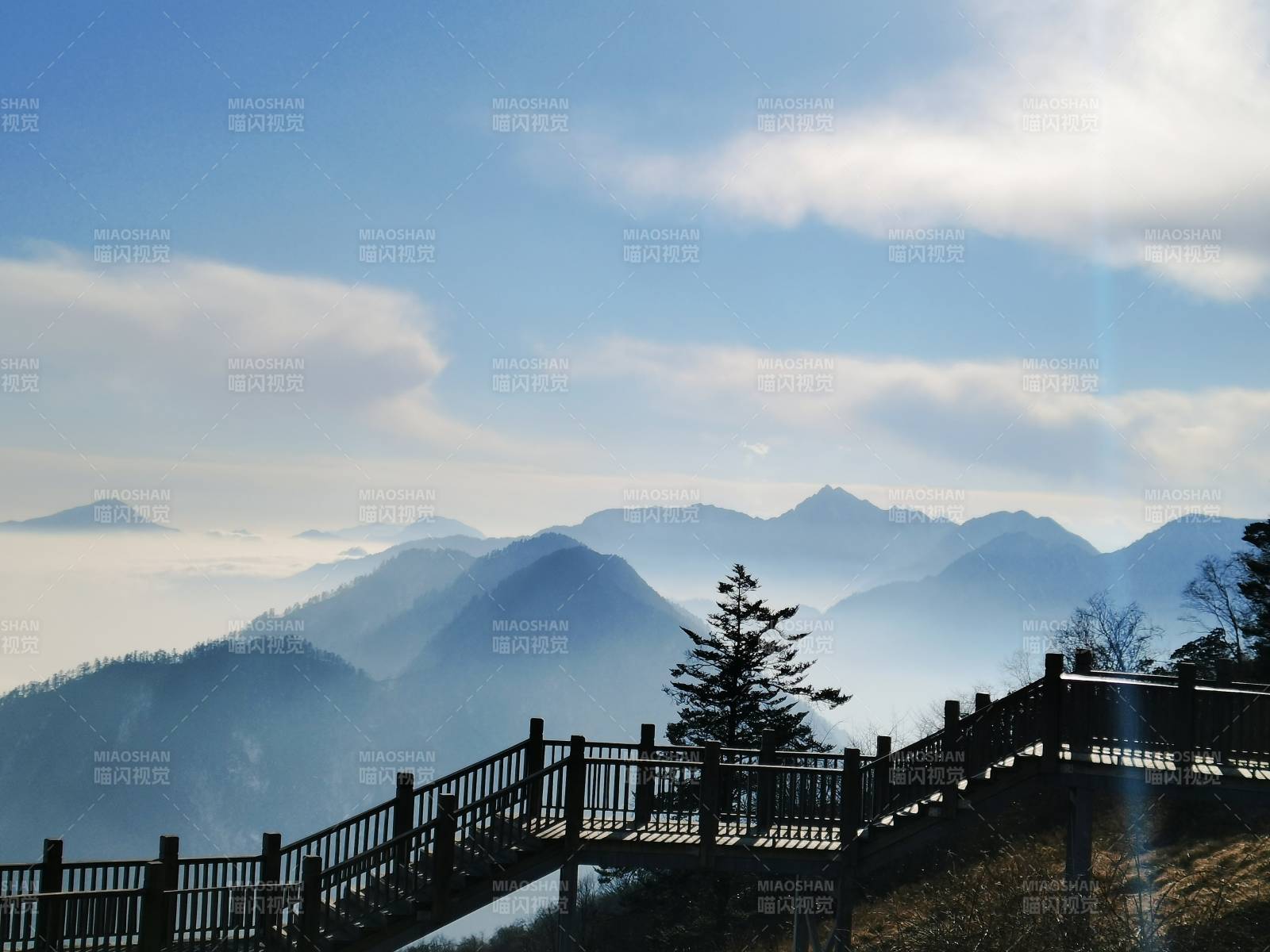 西岭雪山栈道云海图图片
