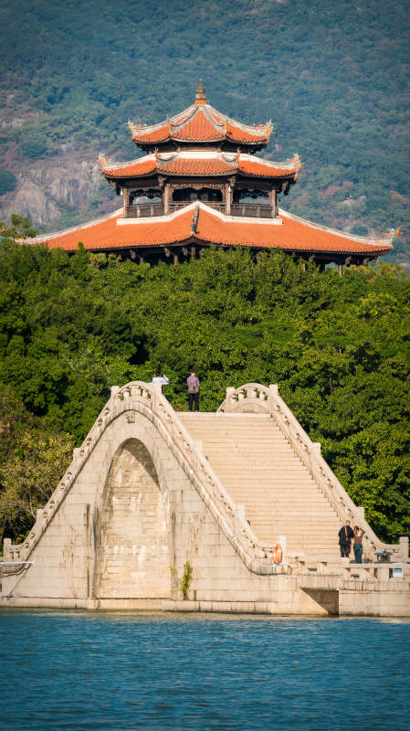 泉州西湖公园湖畔古桥与亭台图片